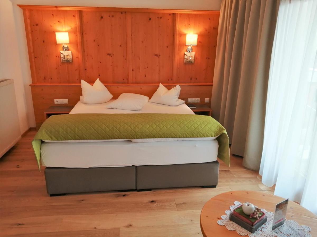 לאנדק Hotel Enzian מראה חיצוני תמונה