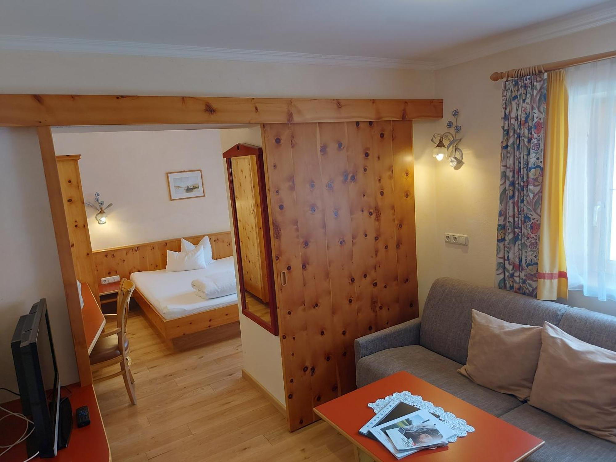 לאנדק Hotel Enzian מראה חיצוני תמונה