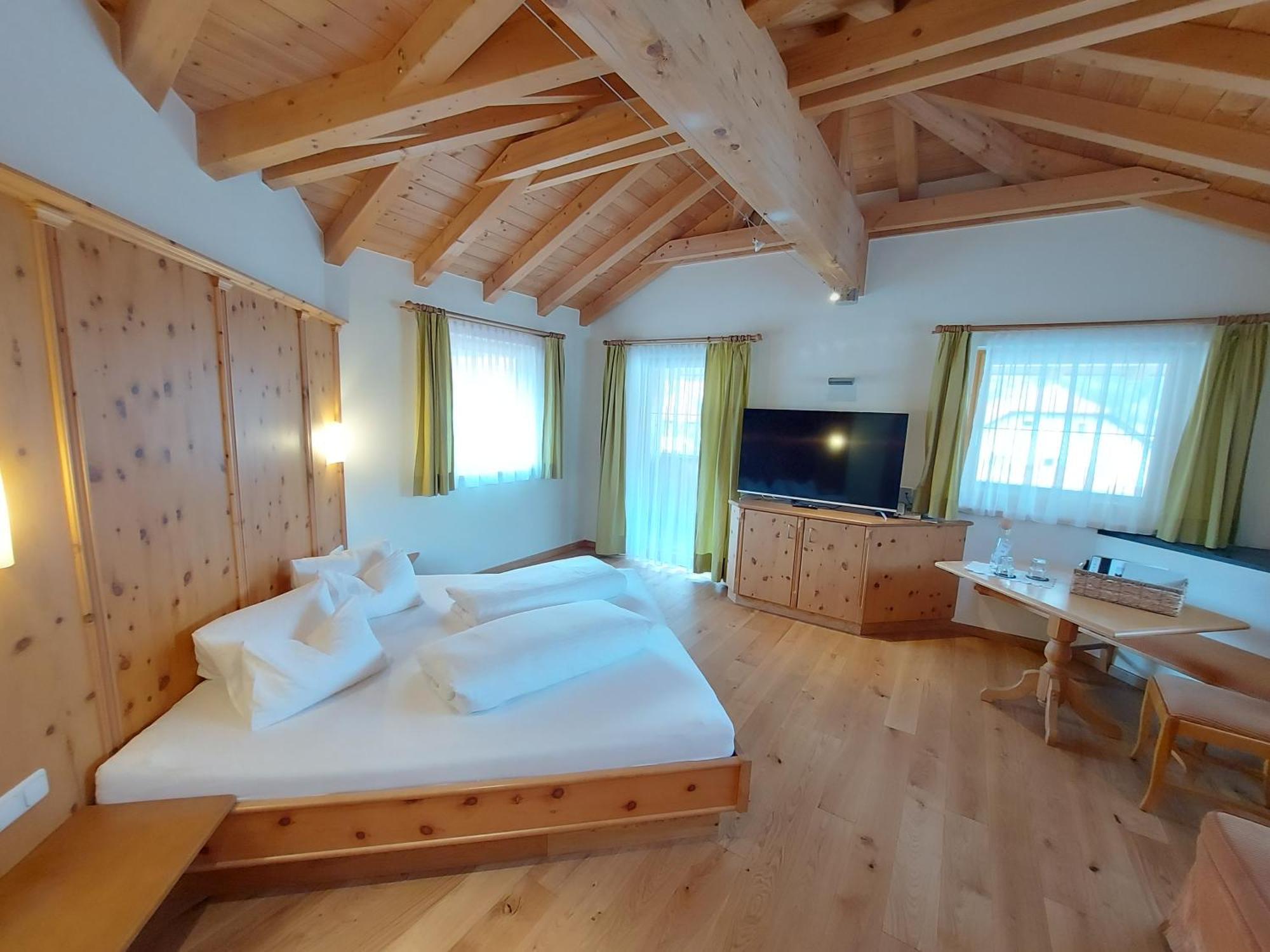 לאנדק Hotel Enzian מראה חיצוני תמונה